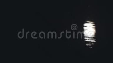 月光反射在水面上